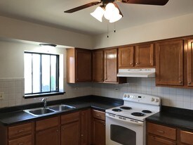 737 Lippert Ln Glendale Heights IL Apartments