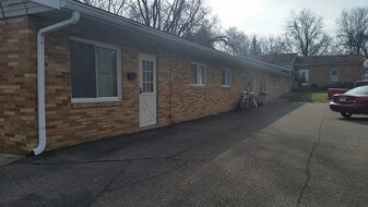 911 Hamilton St Pekin IL Apartments