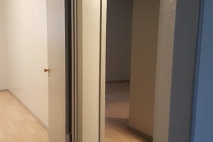 100 Fairway Dr Apartments