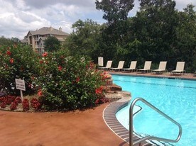 The Ravinia Apartamentos