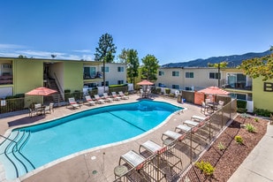 The Summit at La Crescenta Apartments