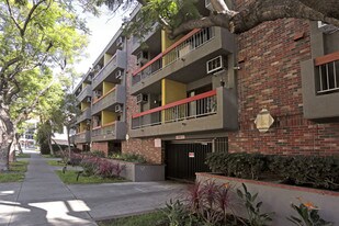 Studio Arnaz Apartments