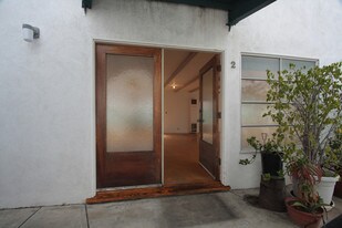 818 Hampton Dr Apartments